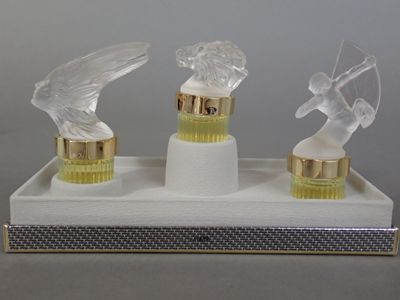 trois figurines d'oiseaux en verre posées sur un plateau