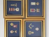 quatre photos encadrées représentant différents types d'objets, accrochées au mur