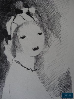 portrait d'une femme en robe blanche, coiffée d'un chapeau et portant un collier de perles