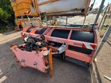une image représentant un camion rose équipé d'une grue à l'arrière