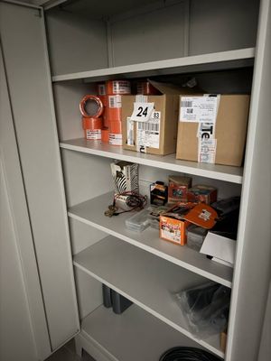 un garde-manger dont les étagères regorgent de produits