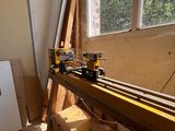 une photo d'un établi dans une pièce où il y a beaucoup de bois
