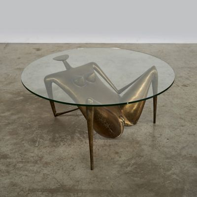 une photo d'une table en verre sur laquelle se trouve un objet en métal