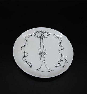 une assiette blanche sur laquelle est dessiné une bougie