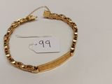 gros plan d'un bracelet en or portant une étiquette de prix