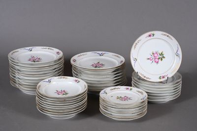 beaucoup d'assiettes empilées les unes sur les autres