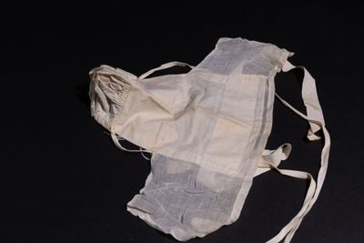 Coiffe dite "queue de langouste" de la région de Morlaix en fine toile - Photo 1