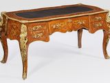 une petite table avec un plateau en marbre