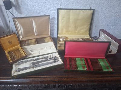 tout un tas de cigares de différentes sortes posés sur une table
