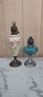 deux vases posés sur une table l'un à côté de l'autre