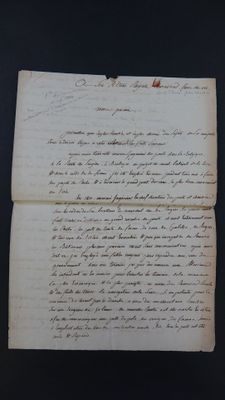 un gros plan d'un morceau de papier sur lequel on a écrit
