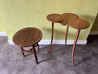 deux tables juxtaposées sur le sol