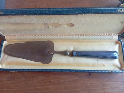 un couteau dans un étui posé sur une table en bois