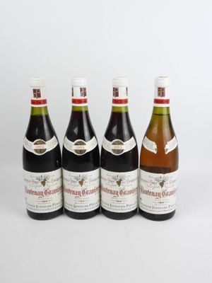 quatre bouteilles de vin posées les unes à côté des autres sur une table