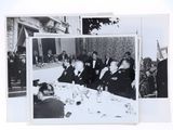 deux photos en noir et blanc représentant un groupe d'hommes assis à une table