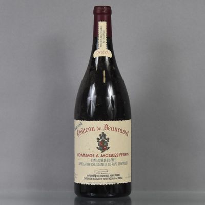 une bouteille de vin posée sur une table