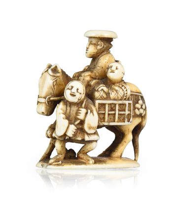 une image représentant une figurine d'un homme à cheval avec un enfant sur le dos