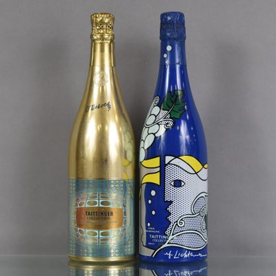 deux bouteilles de vin posées sur une table en verre