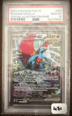 gros plan d'une carte pokemon dans un étui en plastique