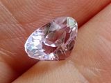 quelqu'un tient un diamant rose à la main, passé à un doigt