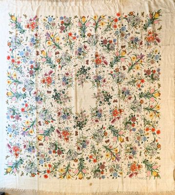 GUCCI Châle en étamine à décor de semis de fleurs et papillo…
