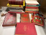 un grand nombre de livres posés sur une table