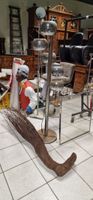 Clown en fibres de verre (accidents), un tabouret de bar, la…