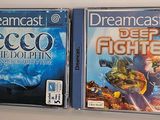 deux CD qui sont posés sur une étagère