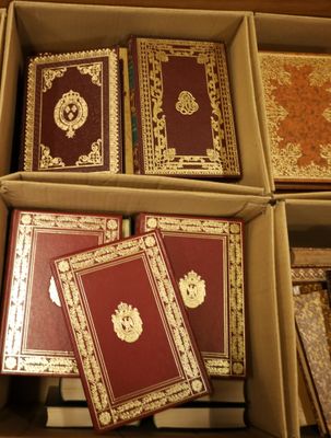 Des cartons remplis de livres sont empilés les uns sur les autres sur une table
