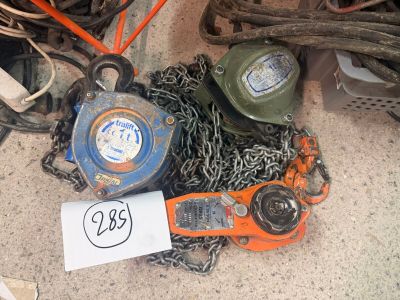 un tas de chaînes, des chaînes et une borne d'incendie par terre