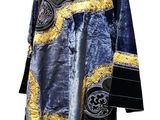 une image représentant un mannequin vêtu d'une robe bleue et dorée