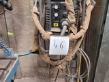 une machine posée contre le mur d'un immeuble