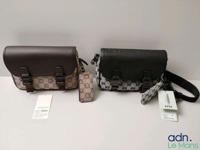 Deux sacs sont posés côte à côte sur une table