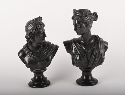 paire de bustes en marbre noir représentant une femme et un homme