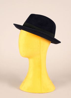 tête de mannequin jaune coiffée d'un chapeau noir