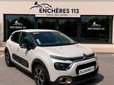 la citrole blanche est garee devant un batiment