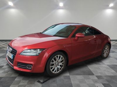 Une Audi TT Coupé de 2011 dans un showroom au sol à damier