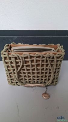 un sac en osier accroché au mur