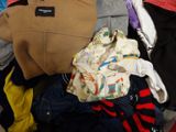 une valise remplie de vêtements et d'une peluche