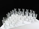 de nombreux verres à vin posés sur une table blanche