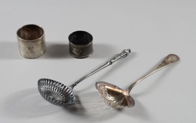 Lot en argent comprenant deux cuillères à saupoudrer et deux…