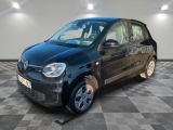 la petite voiture noire est garée sur un sol en damier