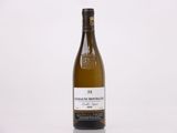 la bouteille de vin blanc est posée sur la table