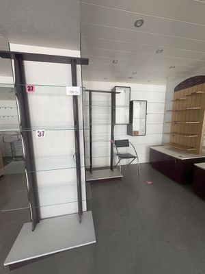 Aménagement de magasin et mobilier comprenant :