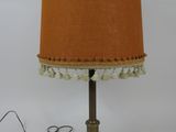 une photo d'une lampe de table surmontée d'un abat-jour marron