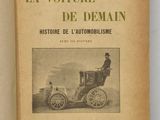 un vieux livre sur lequel figure la photo d'un homme assis dans une voiture