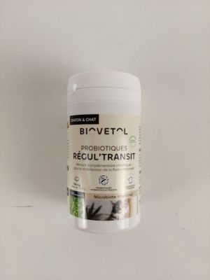 un flacon de Biovetil muni d'un bouchon blanc posé sur une surface blanche