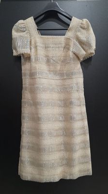 Trois robes et un gilet principalement en matières synthétiq…