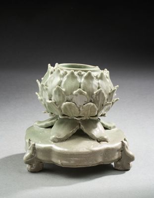 un vase blanc posé sur un socle