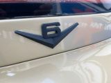un gros plan de l'emblème situé à l'arrière d'une voiture